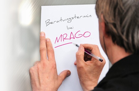 Osobiste notatki na dokumencie z logo firmy